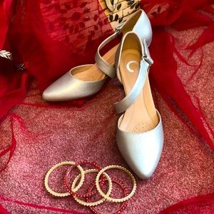 Journey Tillis silver sz8.5 pointed, crossover Velcro side closure. NWT BOX